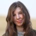 游戏编辑晓晓头像，年轻女性编辑在平板上测试游戏
